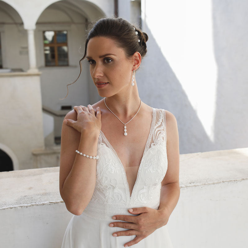 Necklaces for hotsell low cut dresses