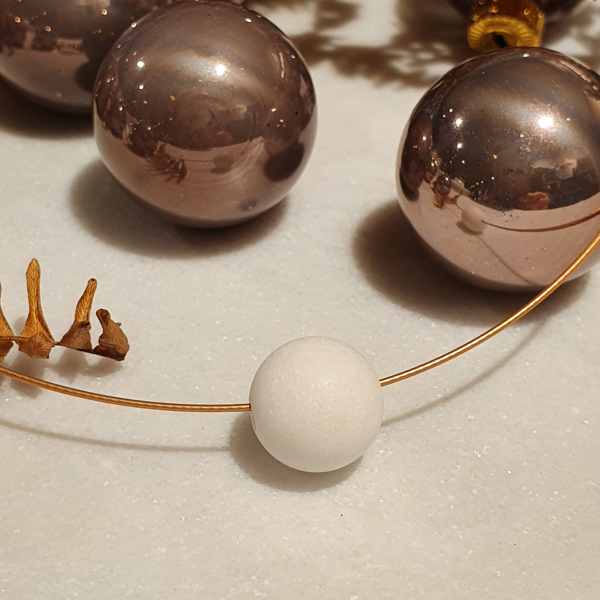 Rose necklace with marble ball