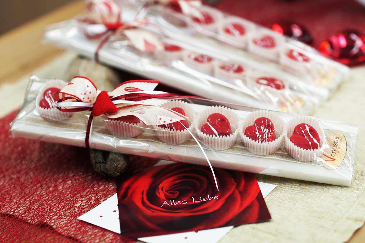 Herzpralinen 6er auf Laaser Marmorplatte